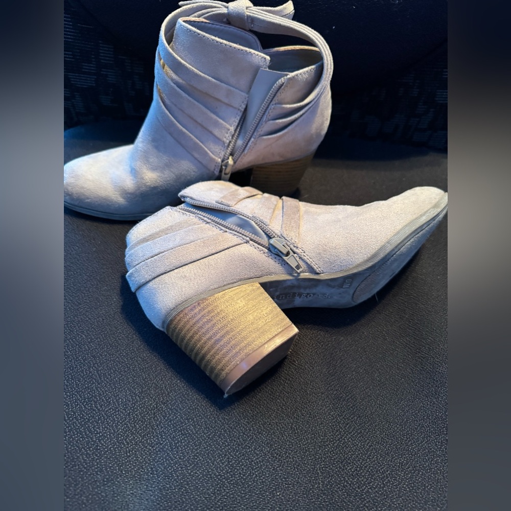 Women’s little hilled booties